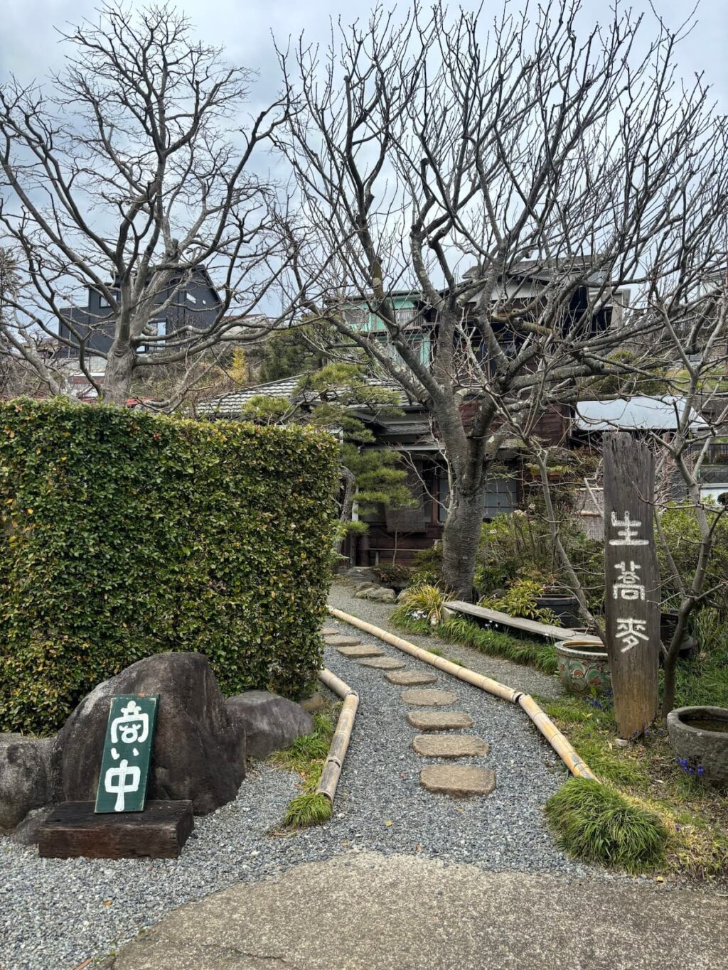 駐車場からお店への入り口