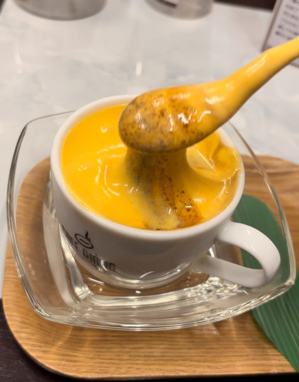 混ぜているエッグコーヒー