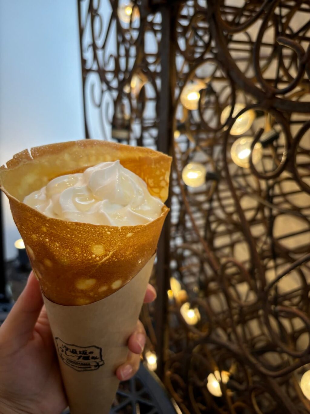 クレープにツヤツヤのはちみつ