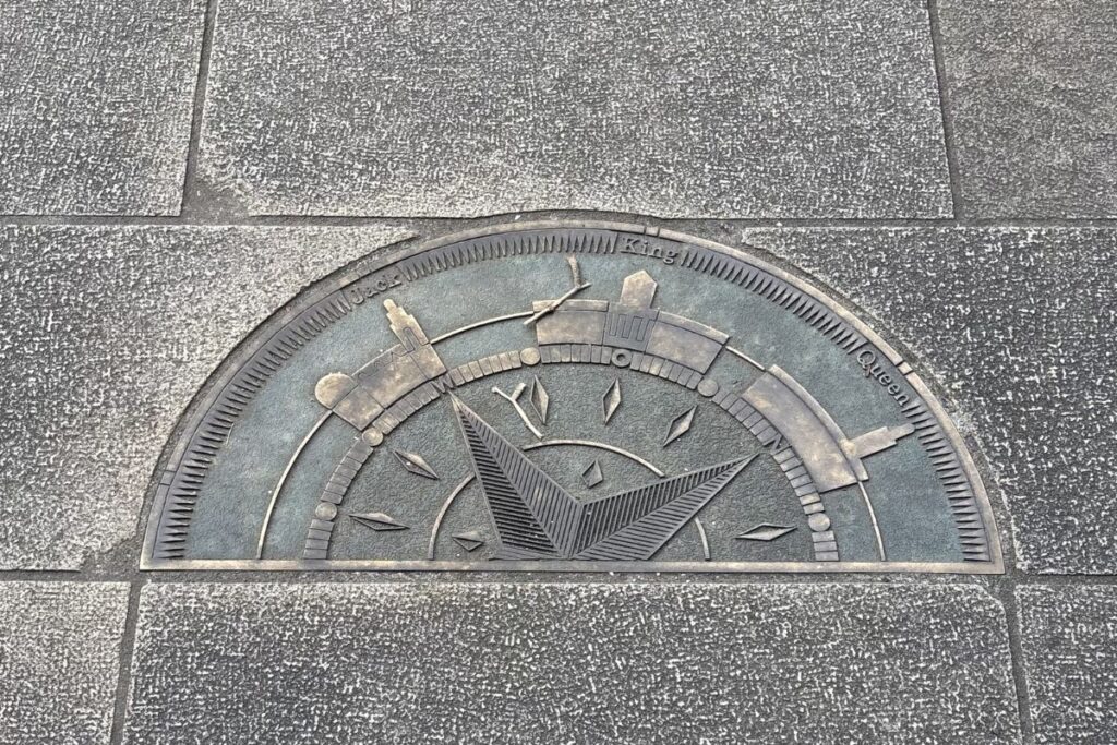 日本大通りの三塔ビュースポットプレート