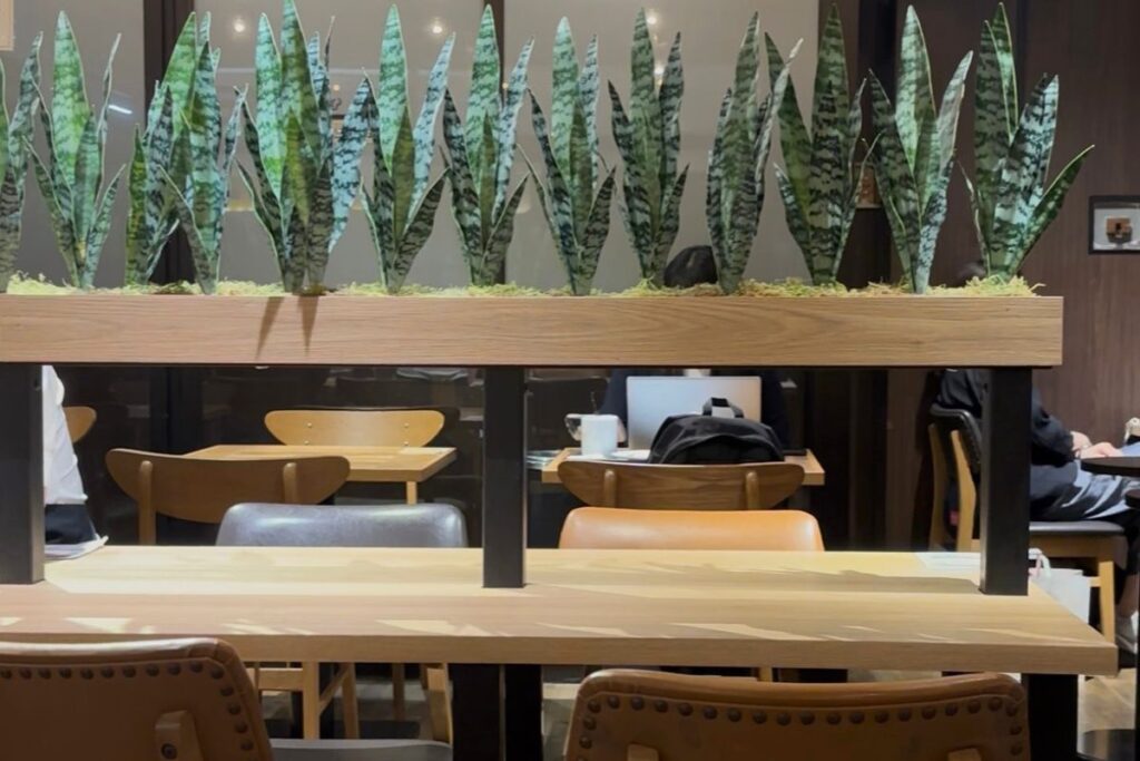 三本珈琲店 店内